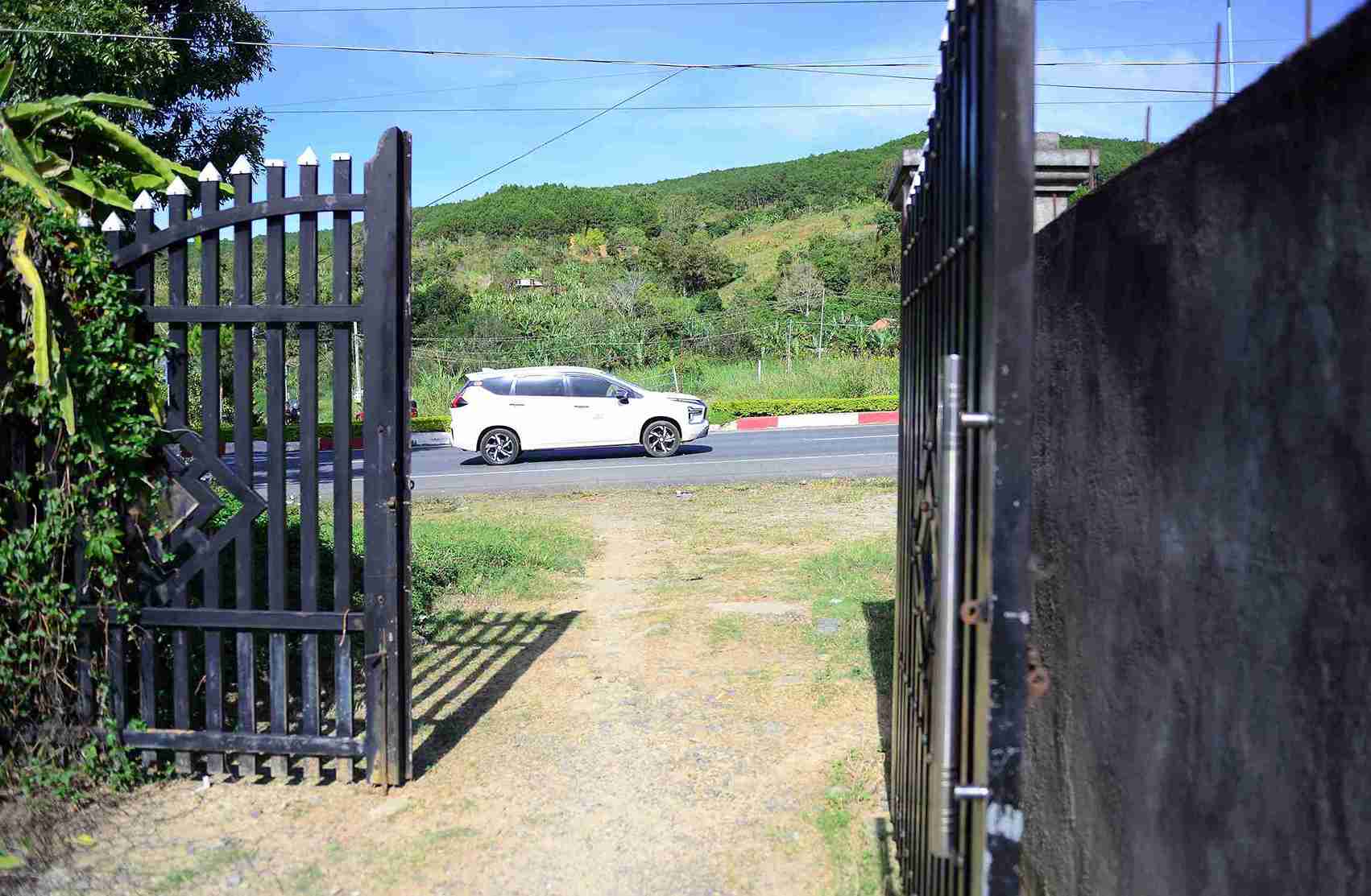 Nha cua nguoi dan nam canh cao toc, buoc ho phai bat chap nguy hiem de di lai. Anh: Phuc Khanh