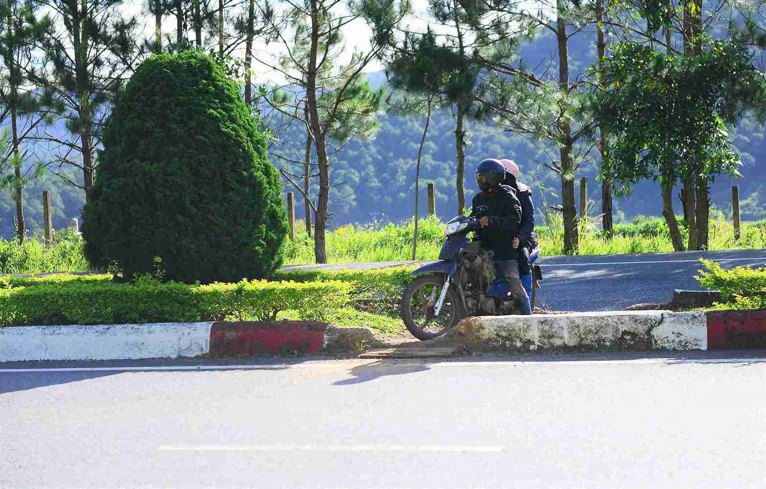 Tren cao toc Lien Khuong - Prenn co nhieu doan bi dap pha dai phan cach de nguoi dan dieu khien xe may bang qua. Anh: Phuc Khanh