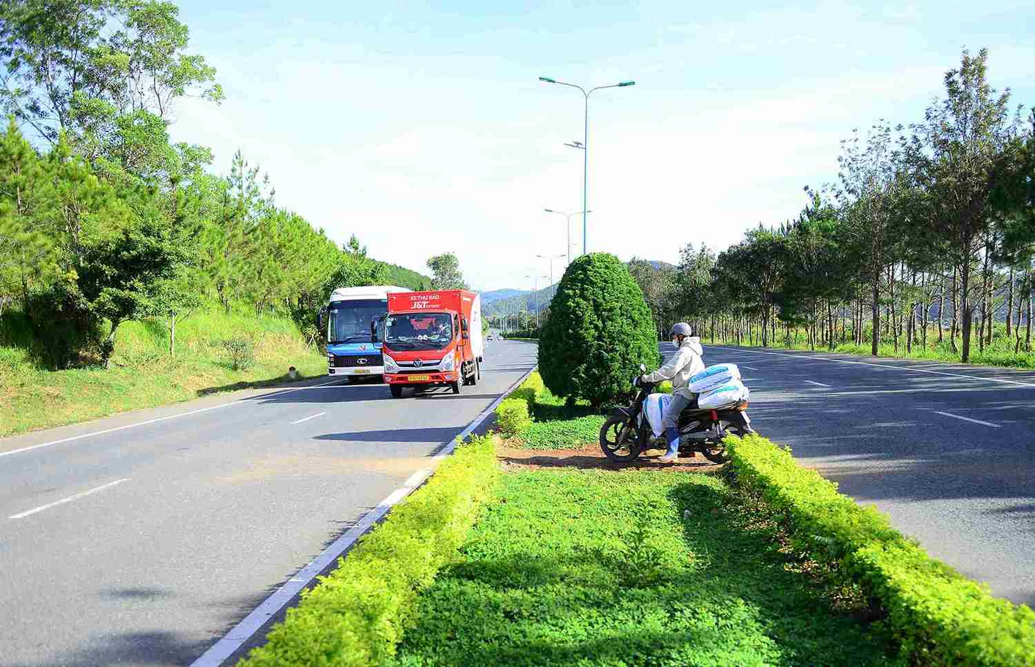 Despite the danger, people drove motorbikes across the Lien Khuong - Prenn Expressway in Lam Dong. Photo: Phuc Khanh
