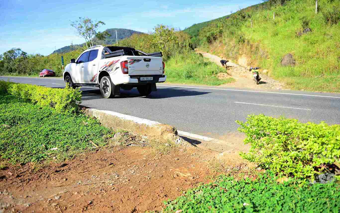 Cac hang muc be tong o dai phan cach tren cao toc bi dap pha de mo loi bang ngang sang cac khu vuc san xuat. Anh: Phuc Khanh