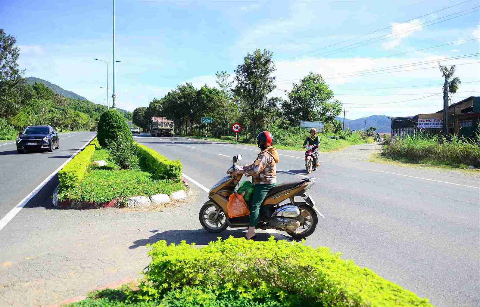 Toc do trung binh tren cao toc Lien Khuong - Prenn tu 60-90km/h, viec nguoi dan dieu khien xe may bang qua cao toc tiem an nguy co cao xay ra tai nan giao thong. Anh: Phuc Khanh