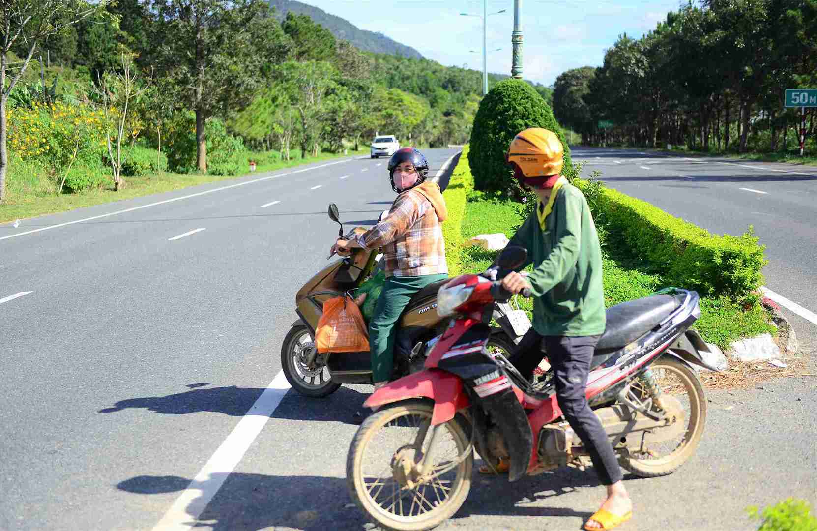 Tinh trang nguoi dan thuong xuyen bang ngang qua cao toc Lien Khuong - Prenn tao thanh canh giao thong bat nhao. Anh: Phuc Khanh