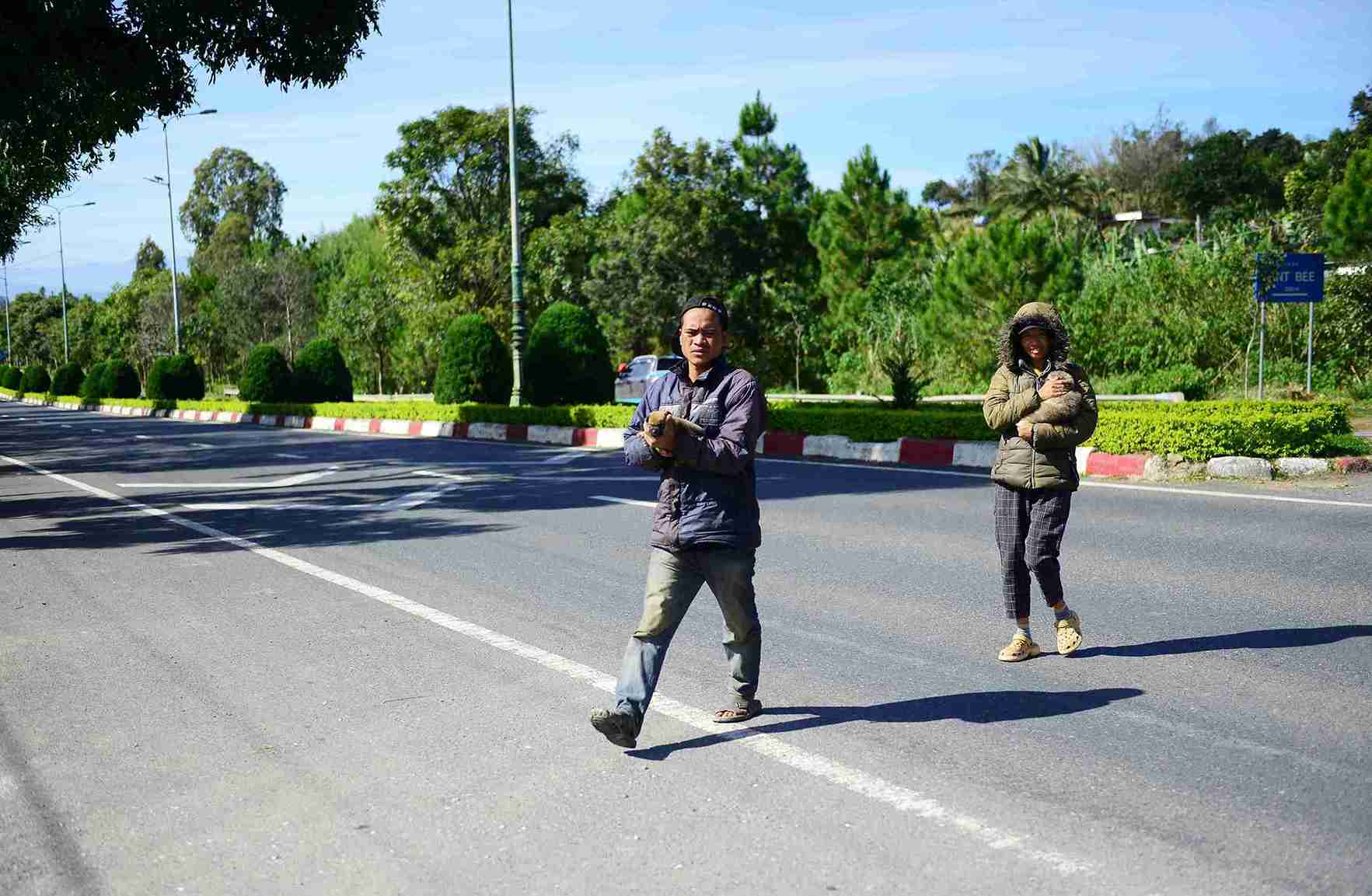 Nguoi dan di bo qua cao toc Lien Khuong - Prenn de vao nha, khu san xuat. Anh: Phuc Khanh