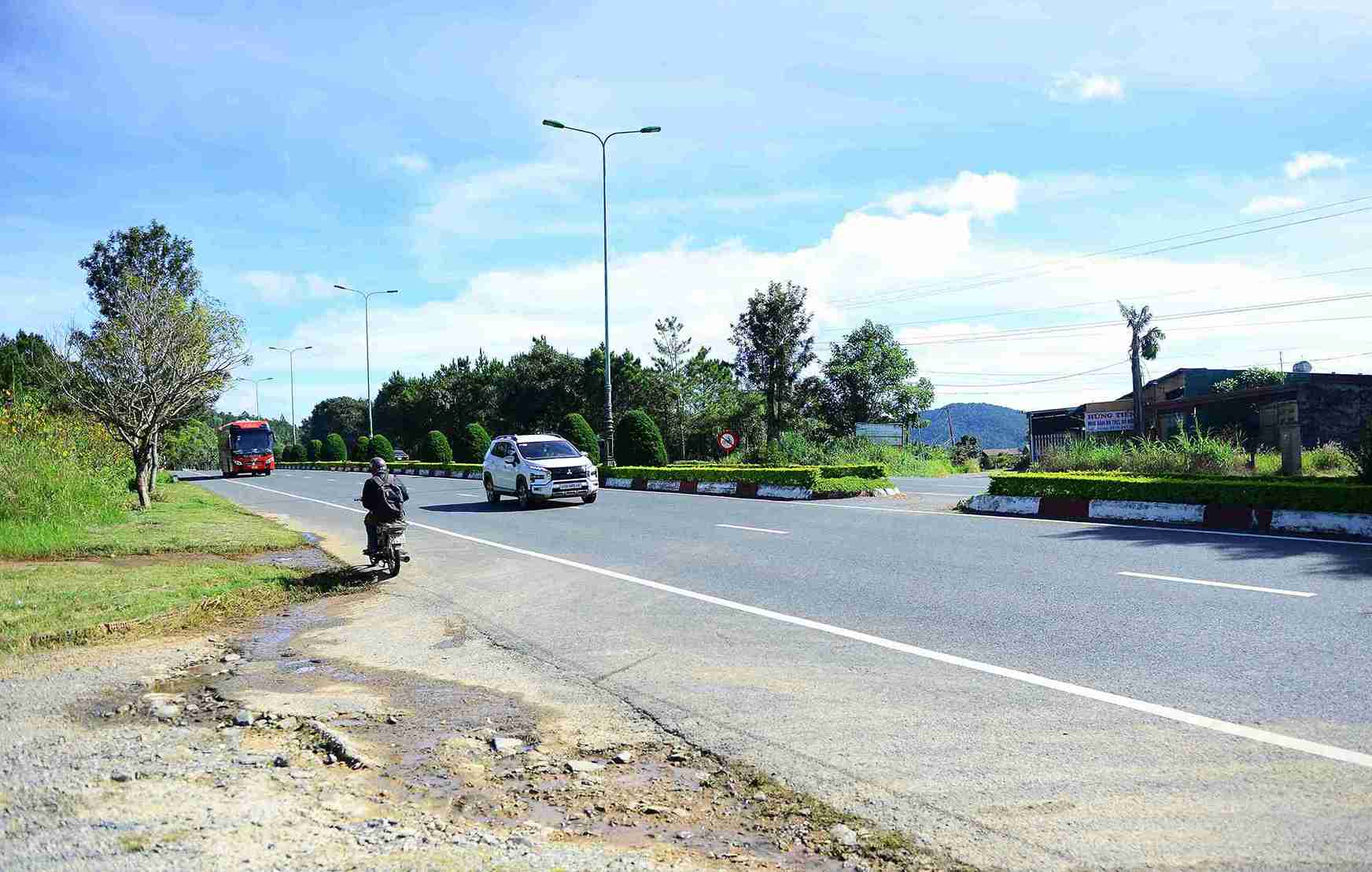 Khong co duong gom dan sinh, nguoi dan buoc phai chay xe may nguoc chieu tren cao toc Lien Khuong - Prenn. Anh: Phuc Khanh