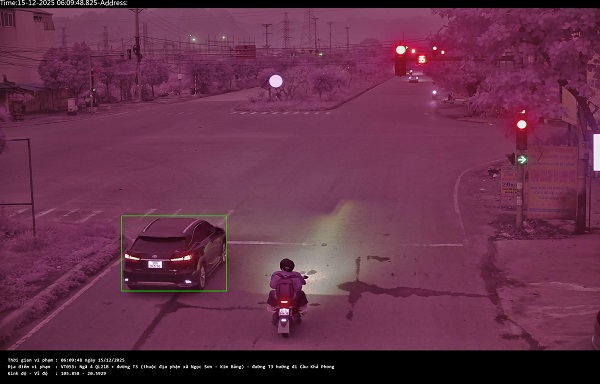 El propietario del coche es multado por infraccion de exceso de velocidad. Foto: Policia de Ninh Binh