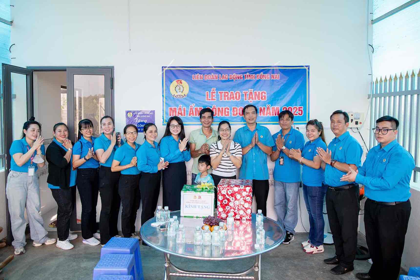 Cong doan cong ty trao Mai am cong doan cho doan vien, nguoi lao dong cong ty. Anh: HAC