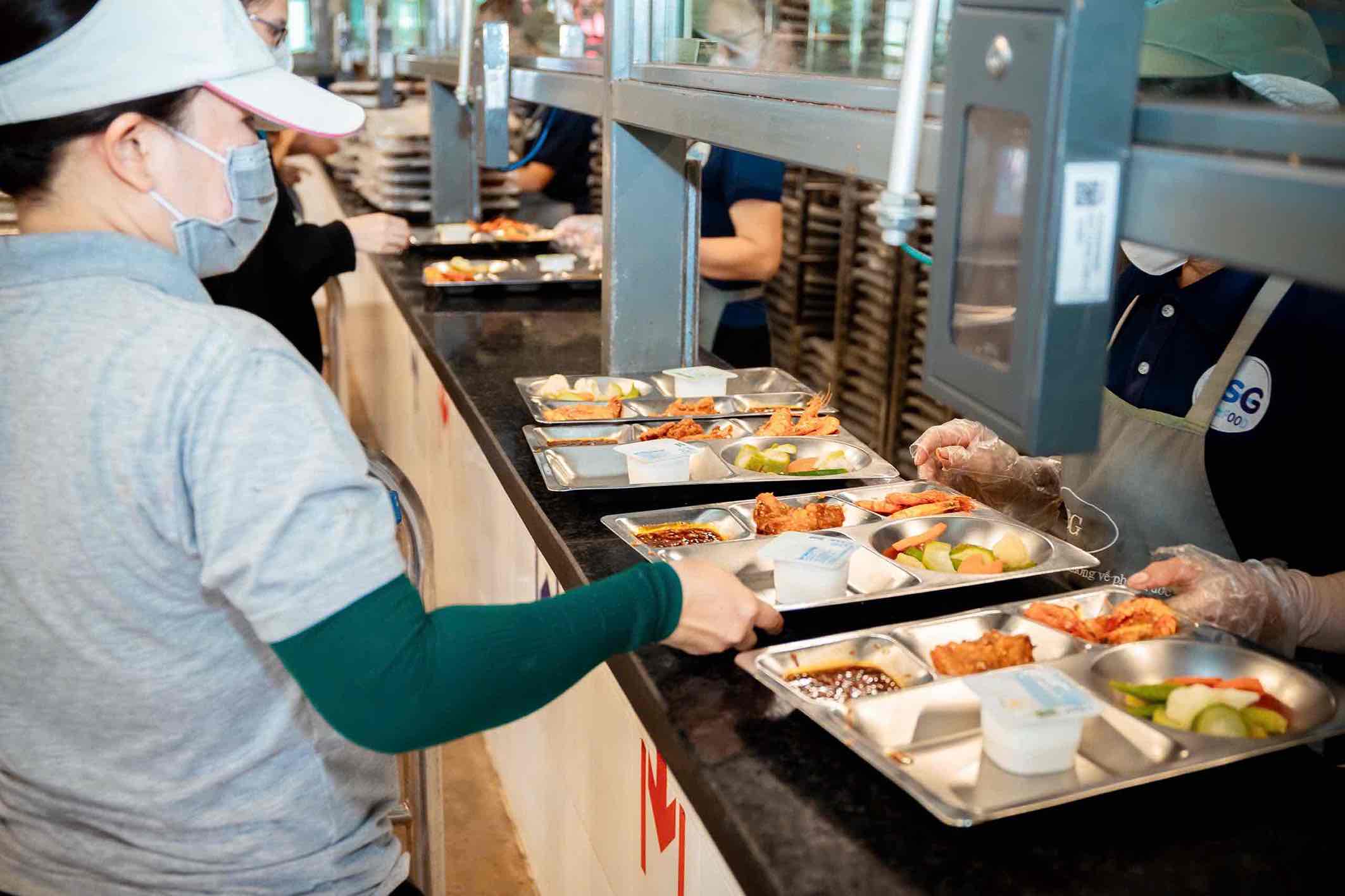 Bua an ca tai Cong ty TNHH Longwell. Anh: HAC