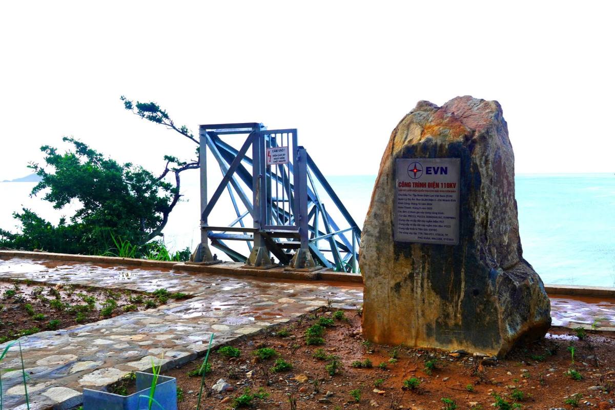 Ngay 19.12 cung to chuc khanh thanh du an cap dien tu luoi dien quoc gia cho dac khu Con Dao. Anh: Manh Cuong