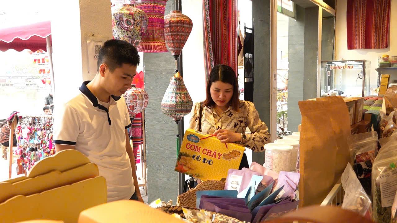 Cac san pham OCOP cua Ninh Binh duoc trung bay, gioi thieu tai diem du lich Pho co Hoa Lu. Anh: Dieu Anh