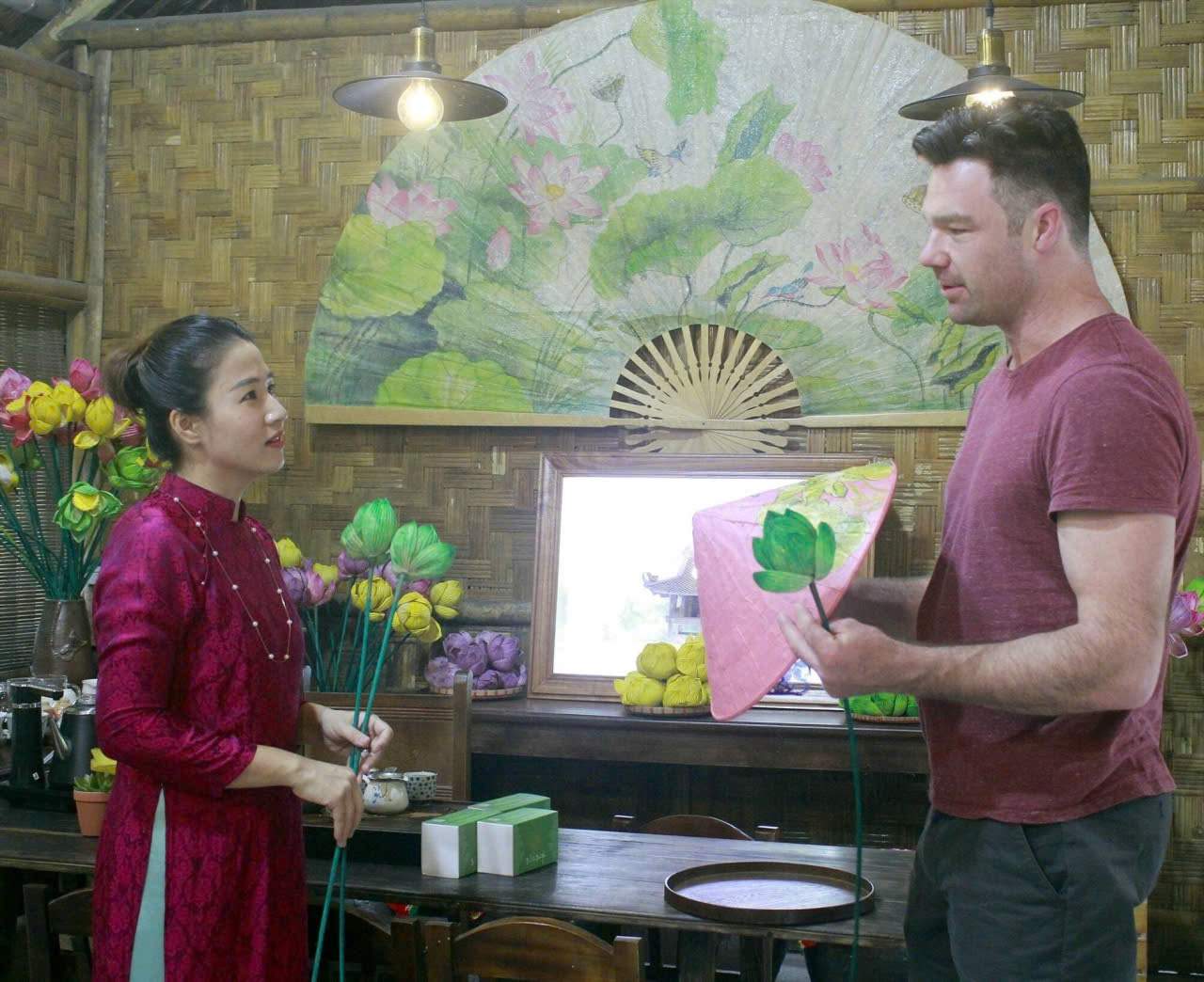 Du khach nuoc ngoai thich thu voi cac san pham duoc lam tu sen tai Ninh Binh. Anh: Dieu Anh