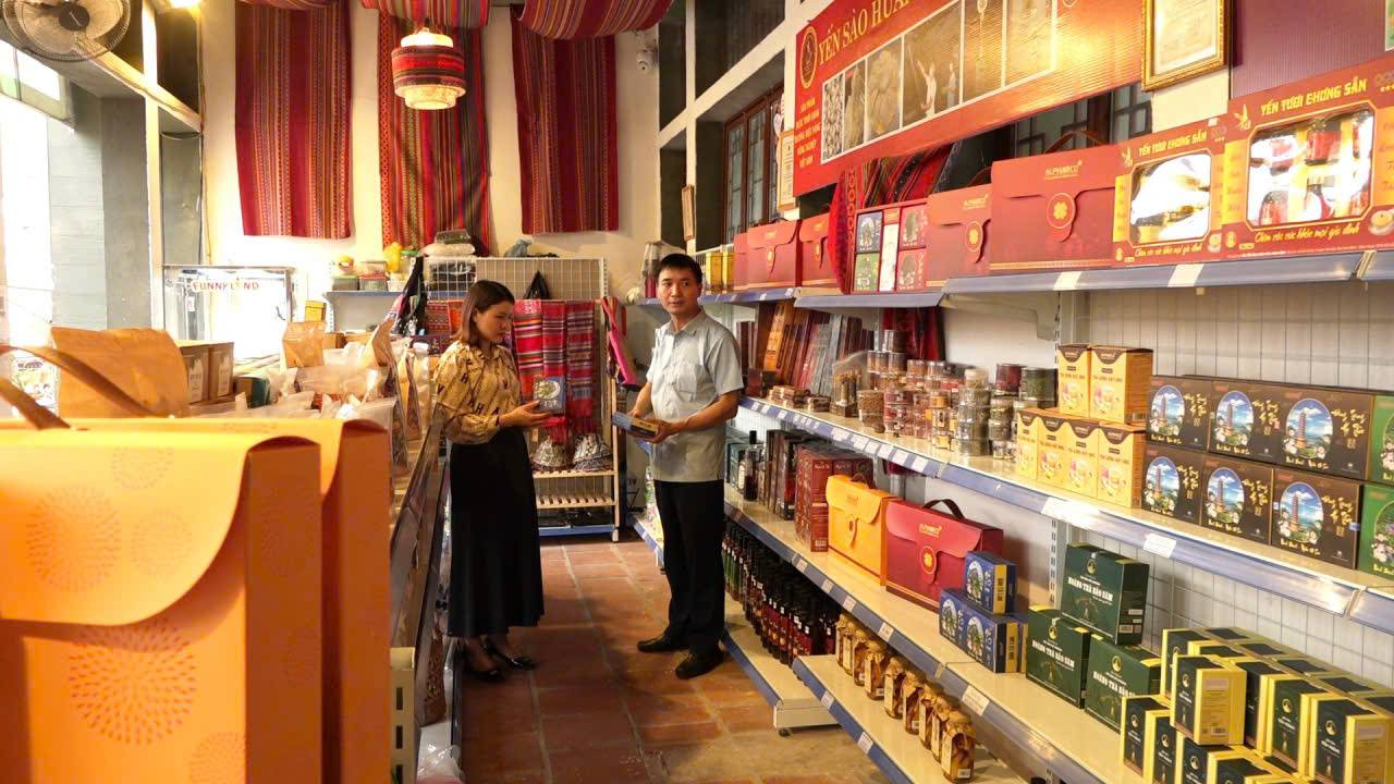 Cac san pham OCOP tai Ninh Binh da co mat o hau het cac khu, diem du lich de phuc vu nhu cau tham quan, mua sam cua du khach. Anh: Dieu Anh