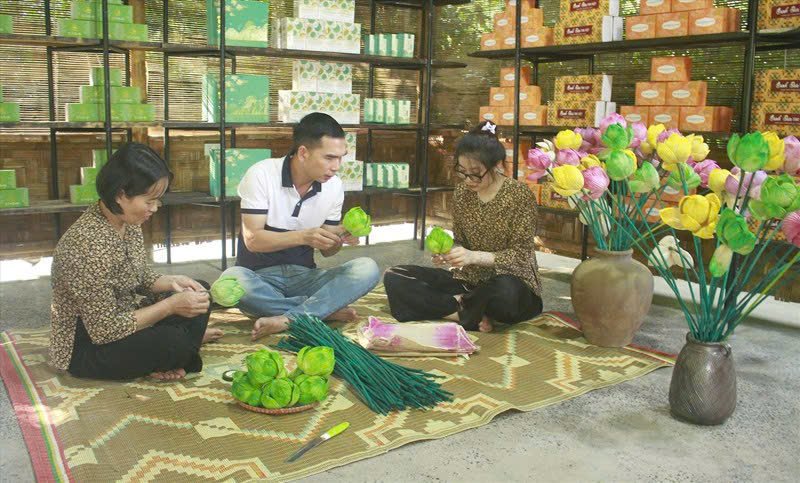 Unique tourism products made from lotus impress tourists in Ninh Binh. Photo: Dieu Anh