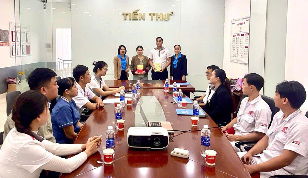 Nam Phuoc Commune Trade Union announced the decision to establish a grassroots trade union of Tien Thu Company Limited Branch with 25 union members. Photo: Da Nang Trade Union.