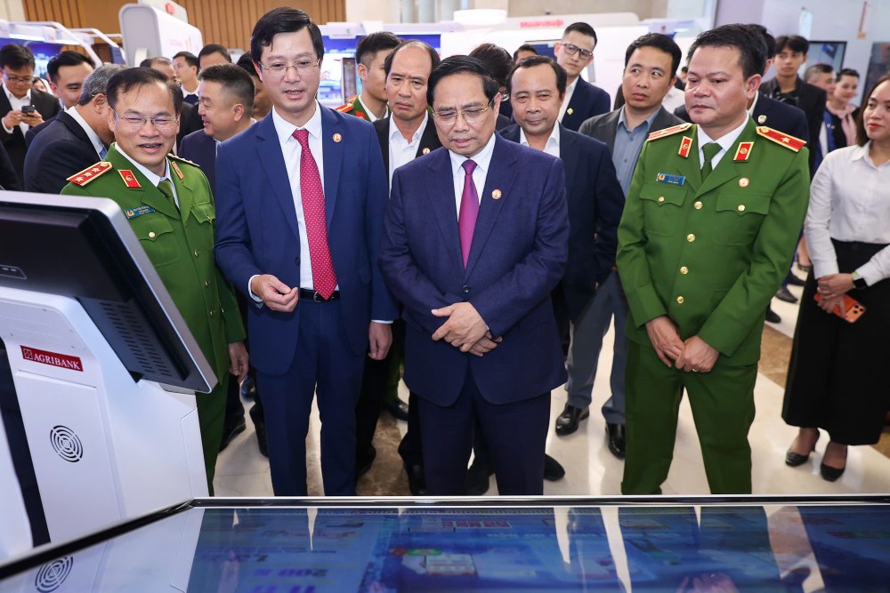 Thu tuong Chinh phu Pham Minh Chinh tham quan cac gian trien lam tai hoi nghi. Anh: Nhat Bac