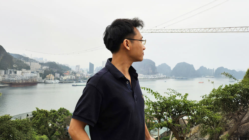 Choosing the right polo shirt color will bring a youthful look to guys during the New Year holiday. Photo: Duc Minh