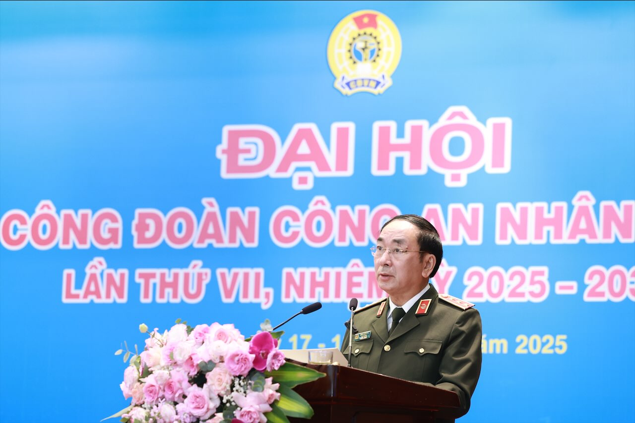 Senior General Tran Quoc To - Member of the Party Central Committee, Deputy Secretary of the Central Public Security Party Committee, Deputy Minister of Public Security gave a speech at the 7th Congress of the People's Public Security Trade Union for the 2025-2030 term. Photo: Hai Nguyen