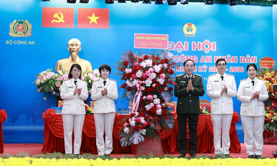 Thuong tuong Tran Quoc To - Uy vien Trung uong Dang, Pho Bi thu Dang uy Cong an Trung uong, Thu truong Bo Cong an tang hoa chuc mung Dai hoi Cong doan Cong an nhan dan nhiem ky 2025-2030. Anh: Hai Nguyen