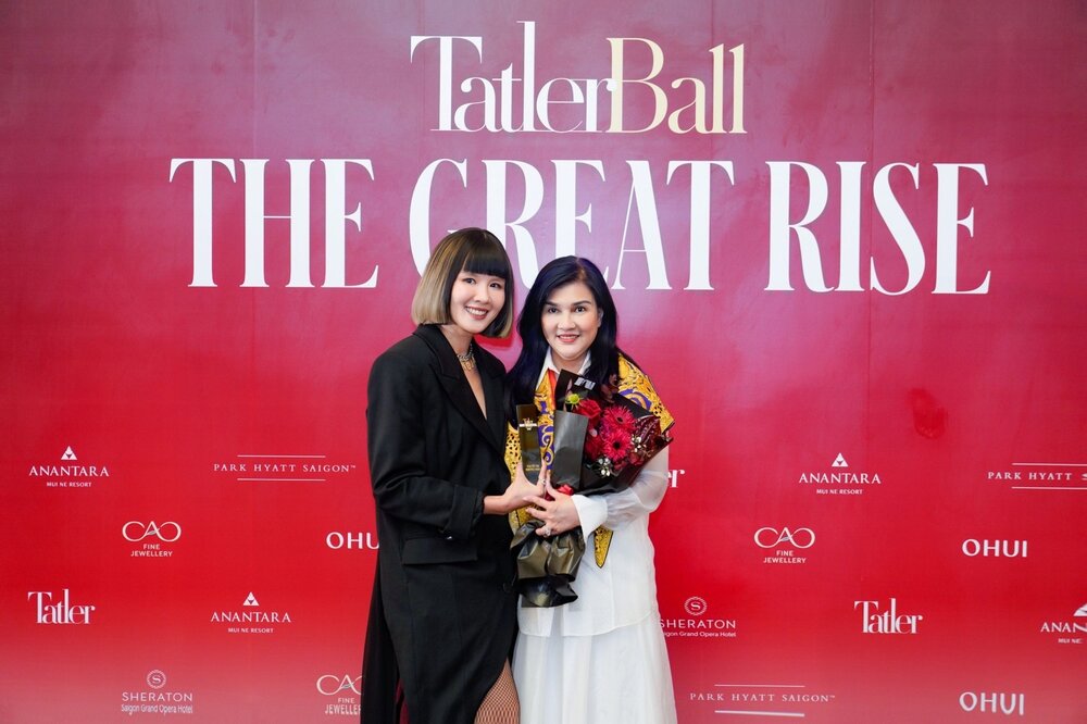 Pho Tong Giam doc Tai chinh Vietjet, ba Ho Ngoc Yen Phuong dai dien Tien si Nguyen Thi Phuong Thao tham du su kien. Ảnh: Vietjet