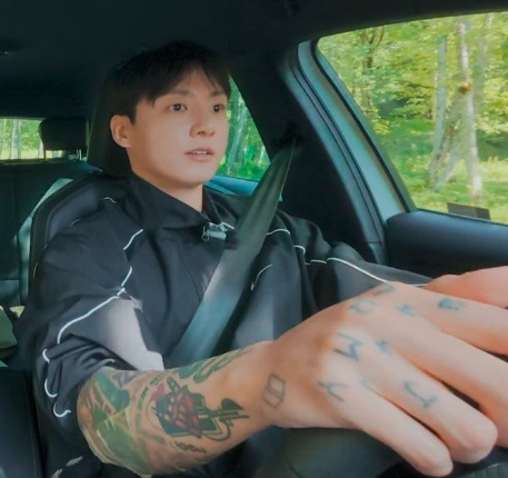 Canh tay cua Jungkook xuat hien nhung mieng dan mong. Anh cat tu video