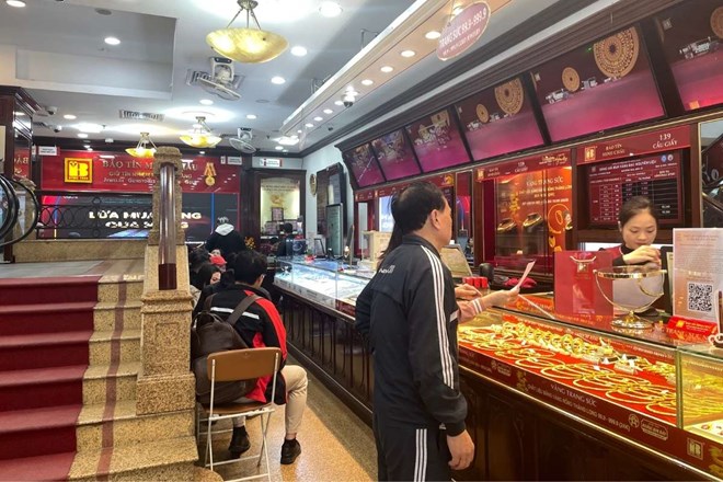 Giá vàng tiếp tục tăng, người dân ngồi chờ tới lượt chốt lời