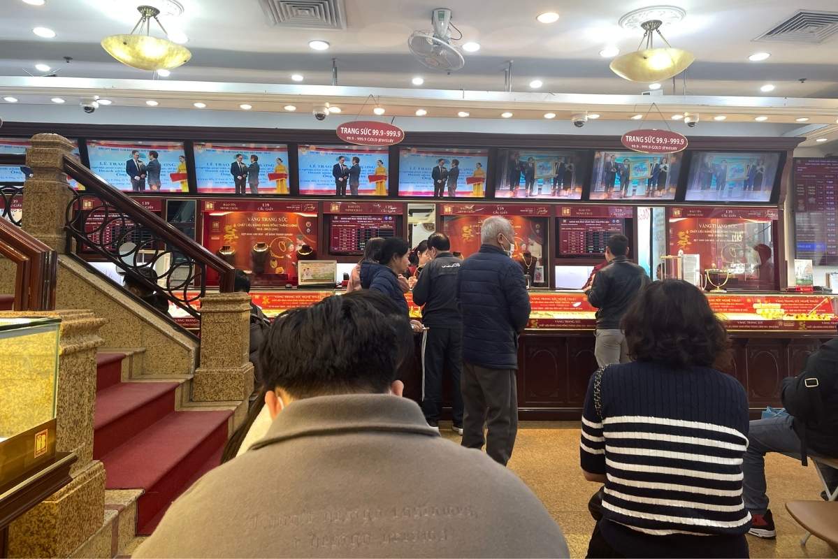 Cua hang vang giao dich tap nap, lien tuc co nguoi ra nguoi vao. Anh: Ha Linh