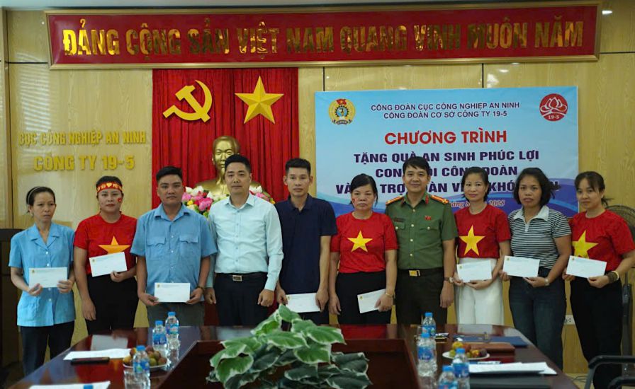 Lieutenant Colonel Tran Xuan Lam - Head of the Trade Union Committee of the Security Industry Department (4th from right) presented support to union members. Photo: Department H08 Trade Union