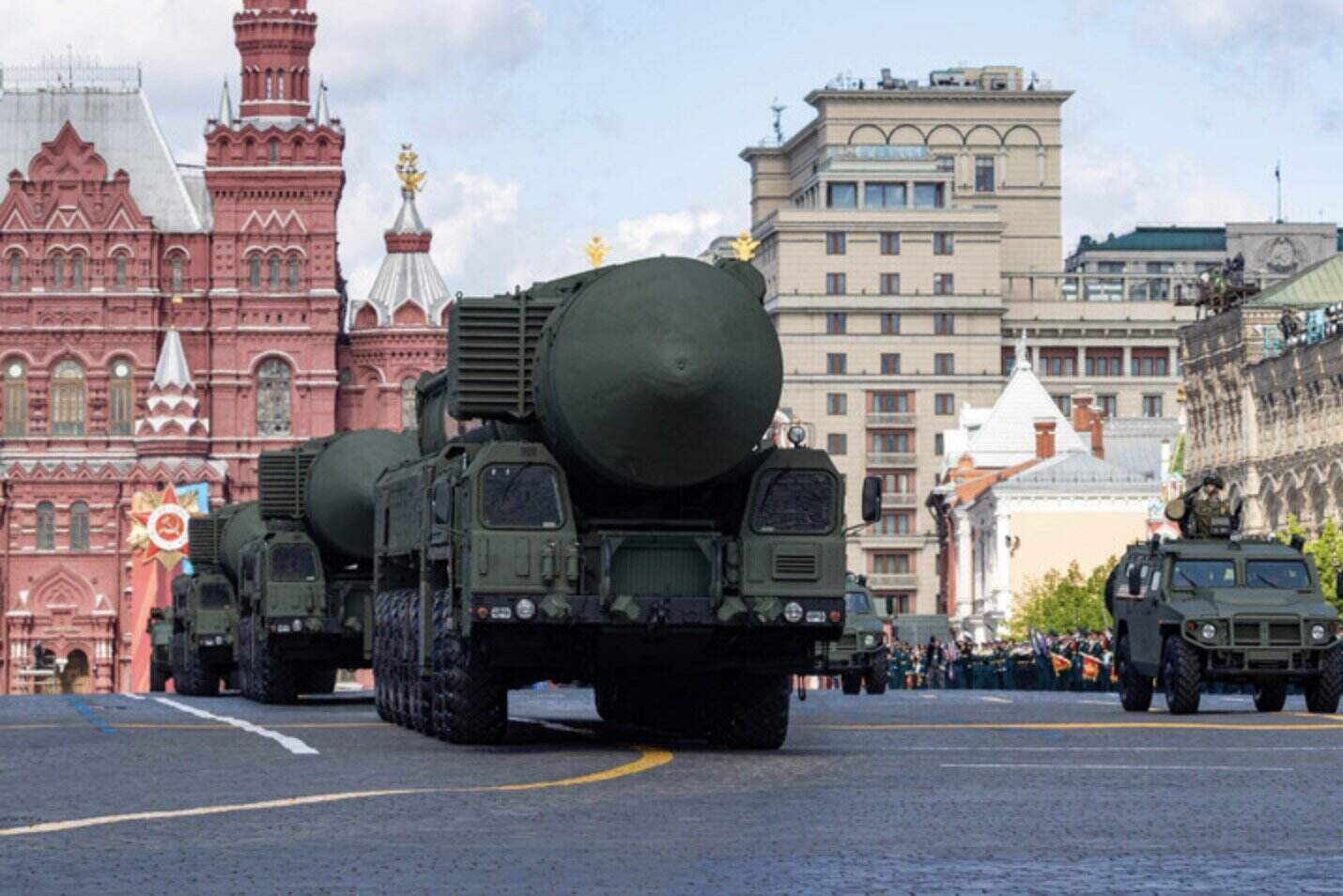 러시아 모스크바에서 열린 브라 승리의 날 군사 퍼레이드 훈련 중 붉은 광장에서 탄도 미사일을 실은 군용 차량. 사진: 신화통신
