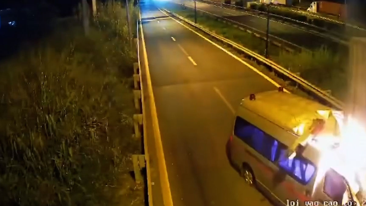 버스 고속도로에서 구급차가 충돌하여 격렬하게 불타 3명이 사망하는 장면.