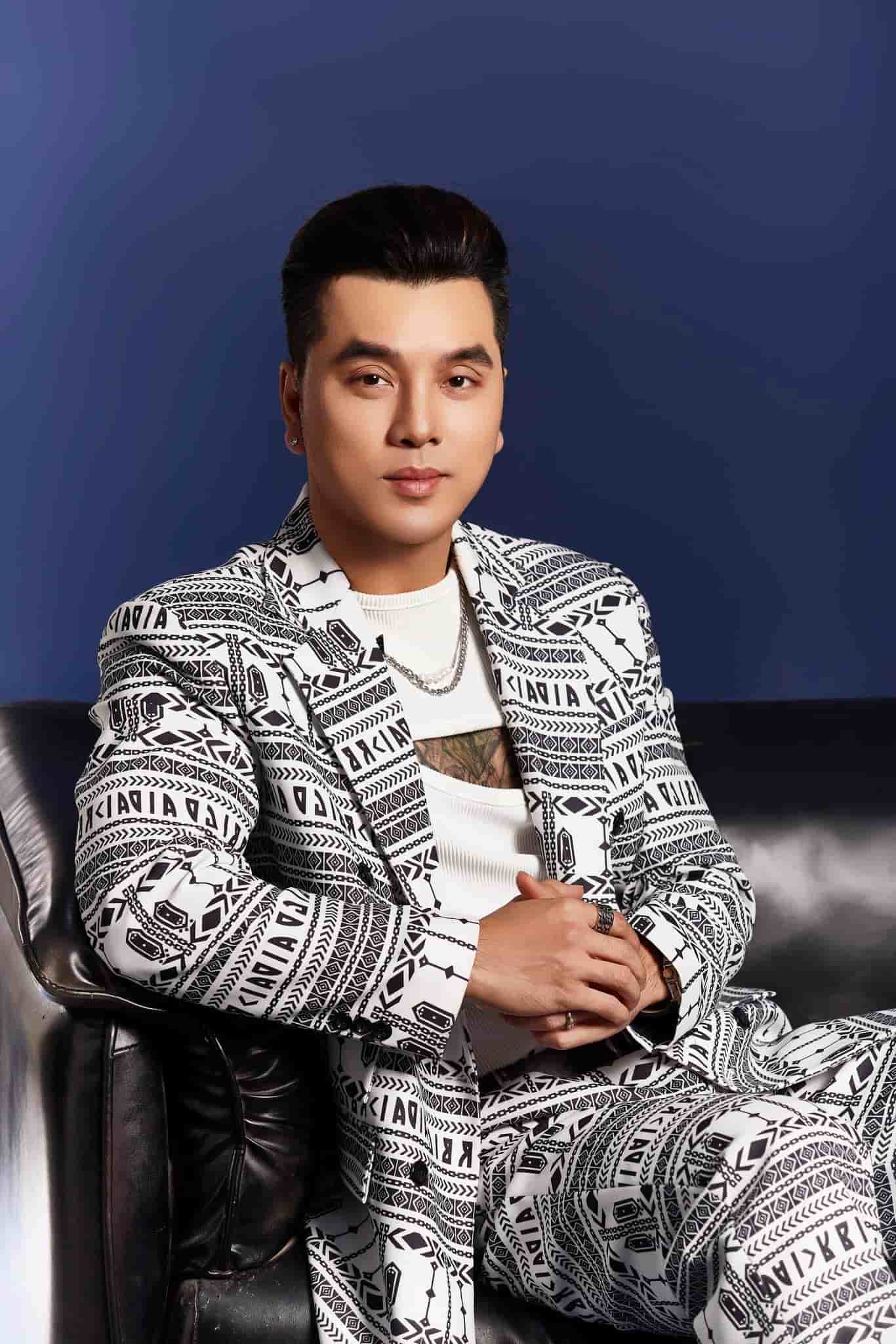 Nam ca si Ung Hoang Phuc. Anh Nghe si cung cap