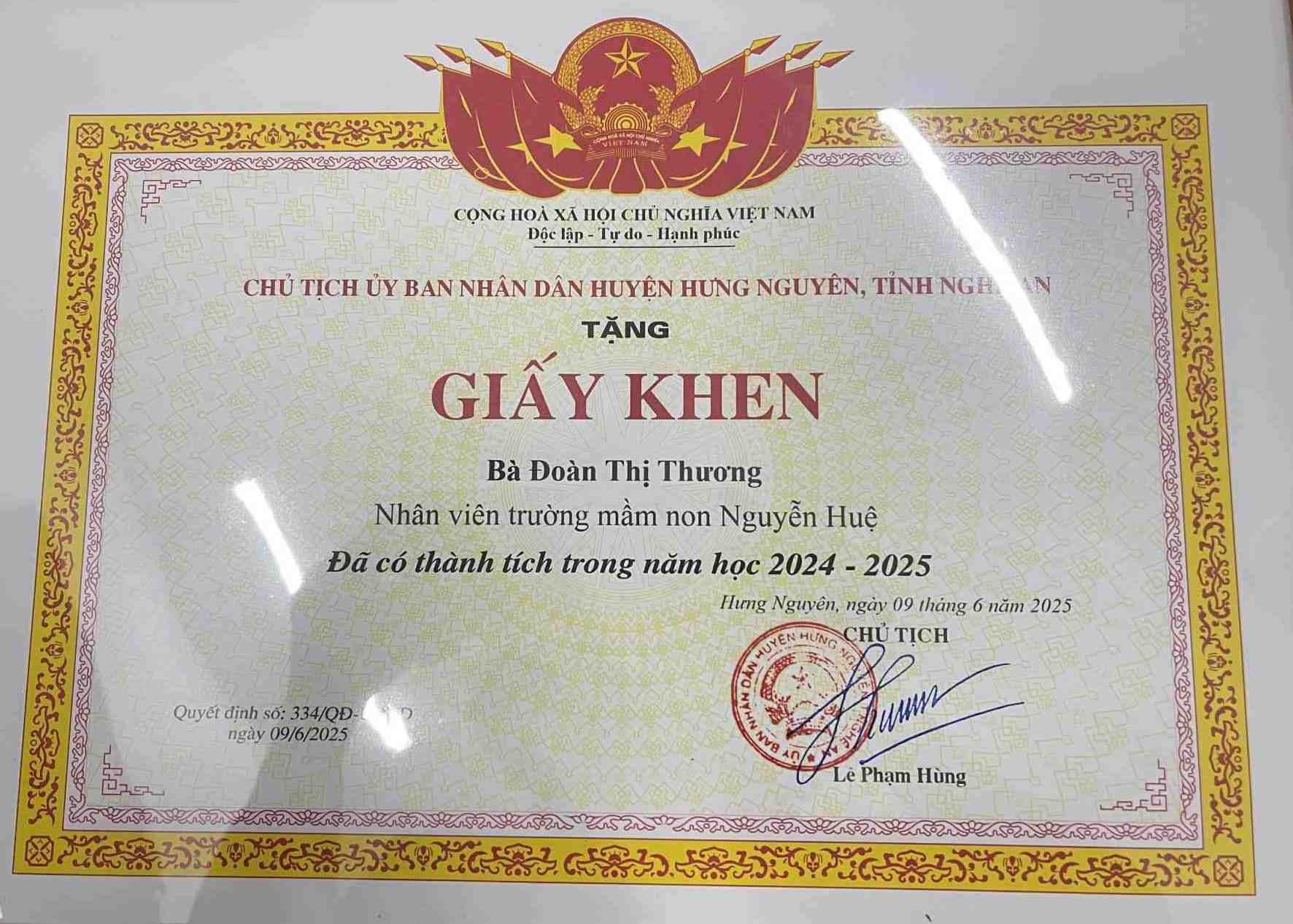 Giay khen cua chi Doan Thi Thuong. Anh: Quang Dai