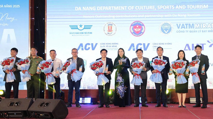 Pho Chu tich UBND thanh pho Da Nang Nguyen Thi Anh Thi tang hoa tri an cac co quan, don vi quan ly va khai thac hang khong. Anh: Khanh Thi