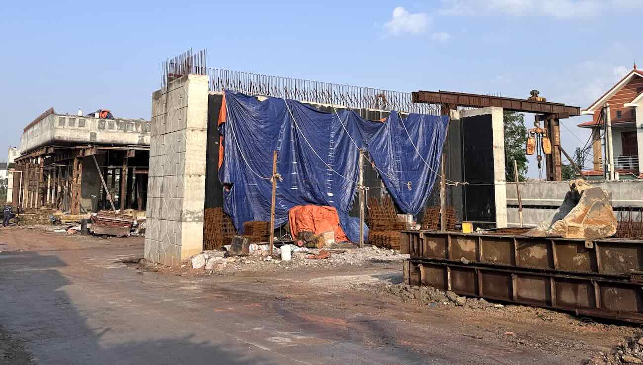 La carretera y el paso elevado del ferrocarril central de Dong Hoi estan en proceso de construccion. Foto: Cong Sang
