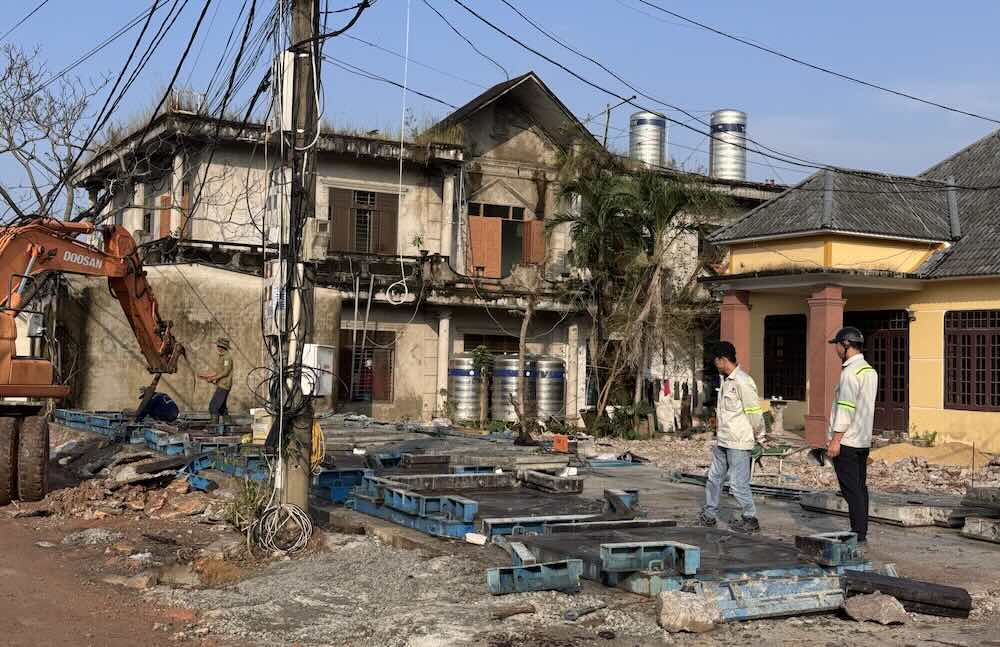 Mat bang van con vuong khien du an phai lui tien do. Anh: Cong Sang