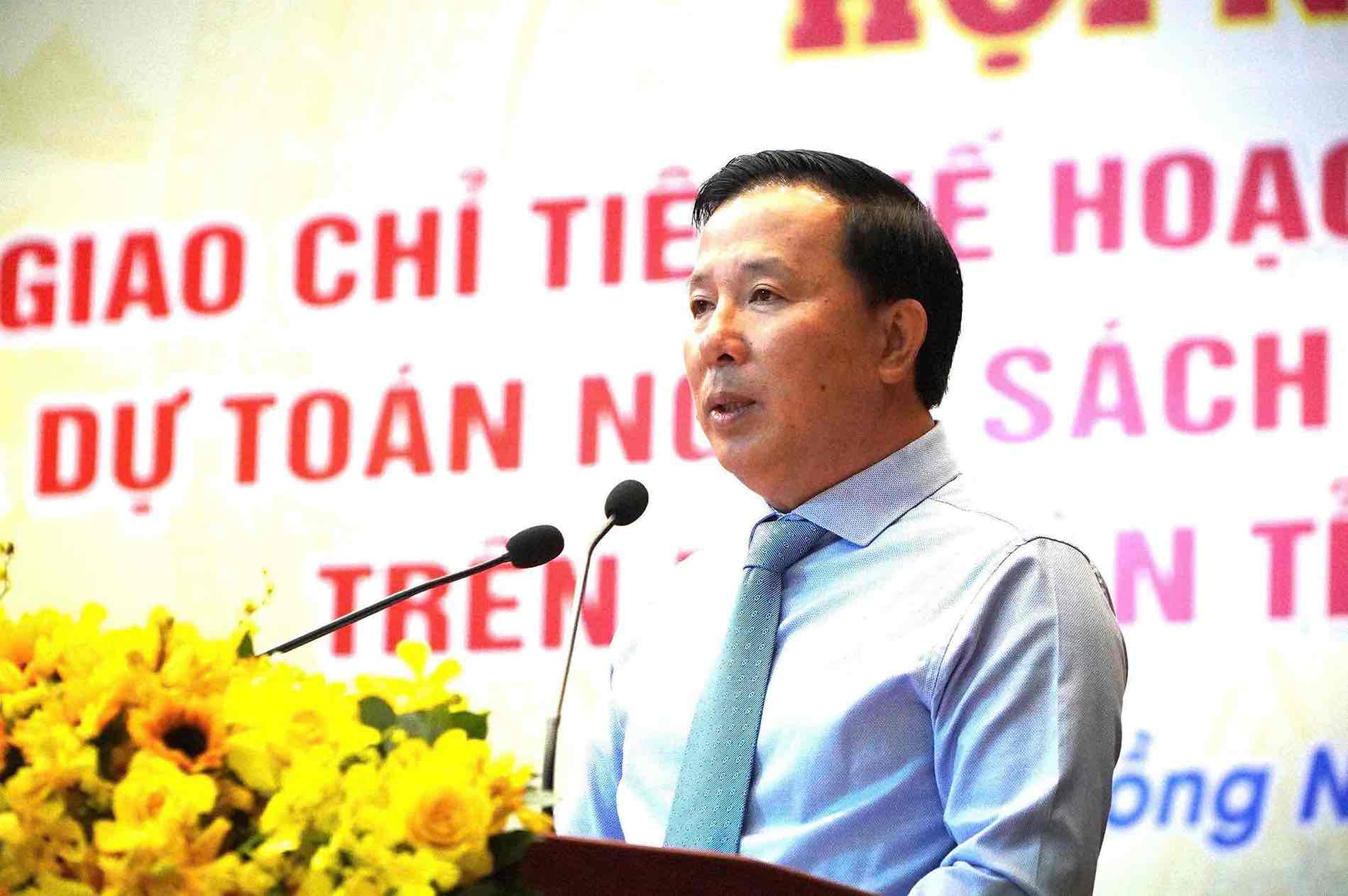 Chairman of Dong Nai Provincial People's Committee Nguyen Van Ut assigned the authority to sanction administrative violations to 4 Vice Chairmen of the Provincial People's Committee. Documentary photo: HAC