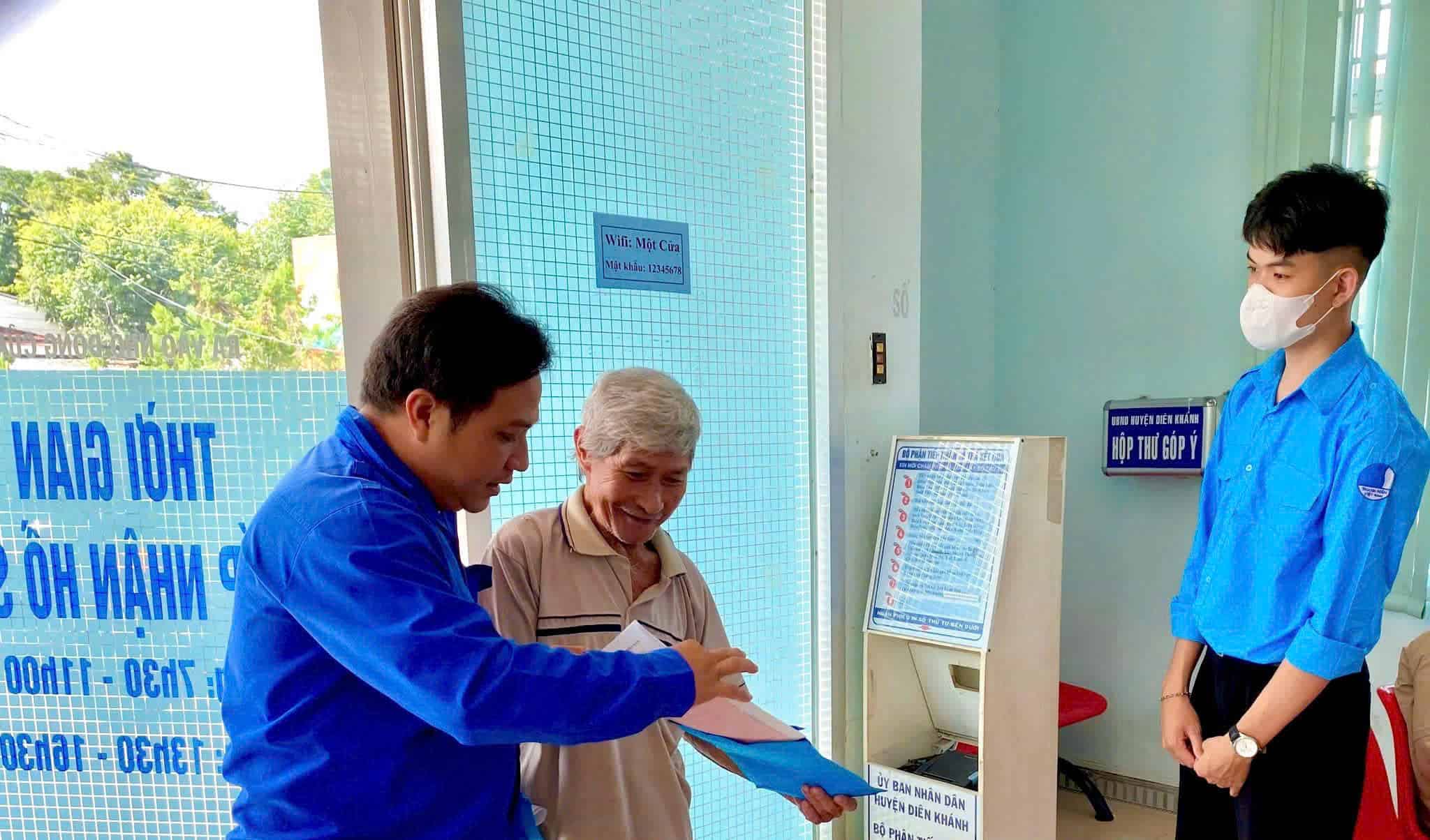 Lecturers and students of universities in Khanh Hoa teach digital skills to cadres and people. Photo: Huu Long