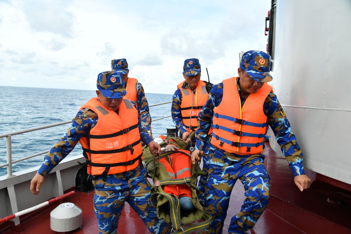 Thuy thu tau 09 tham gia khoa muc cuu vot nguoi roi xuong nuoc. Anh: Anh Tho