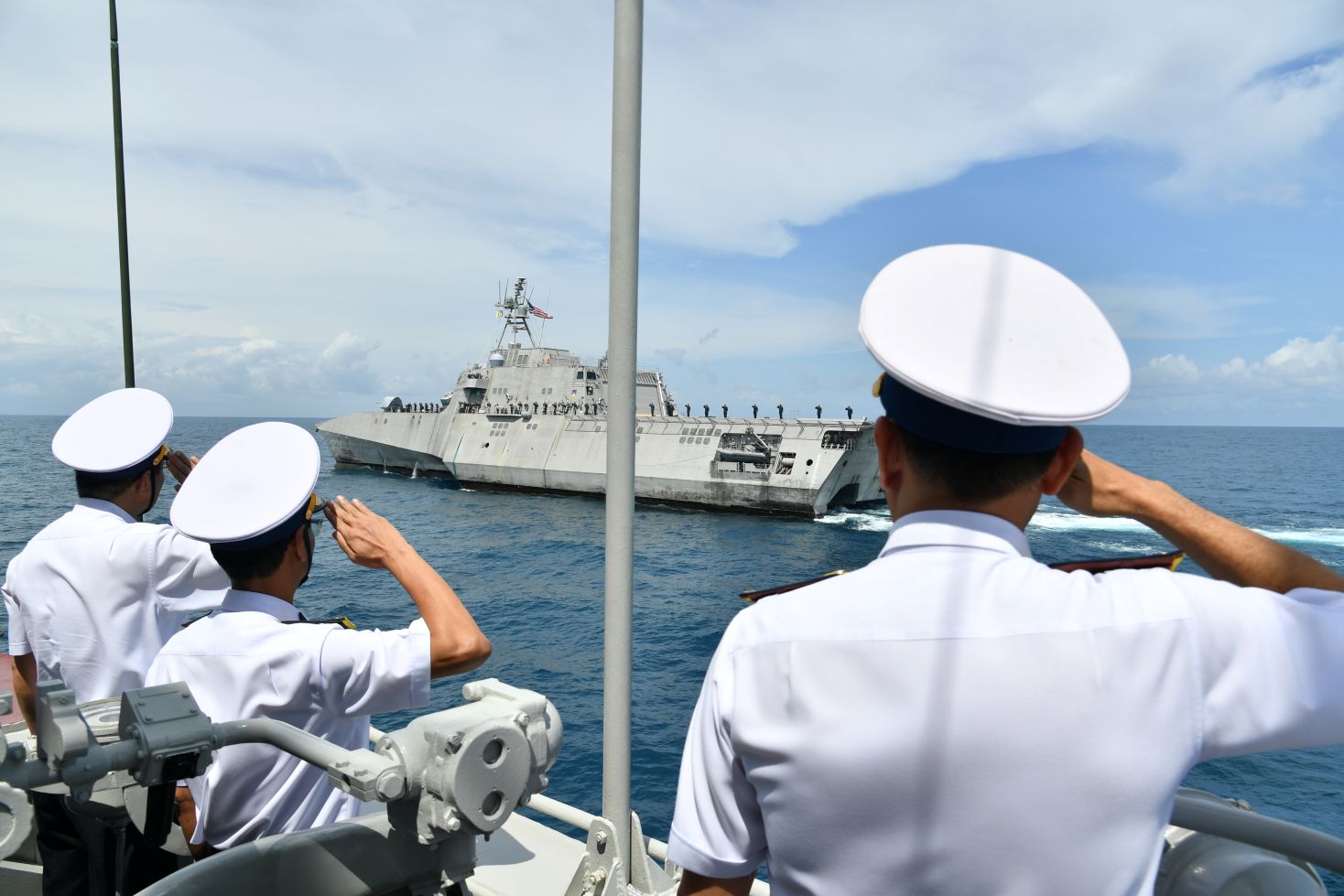 Thuc hien thu tuc chao nhau tren bien. Anh: Phuong Anh