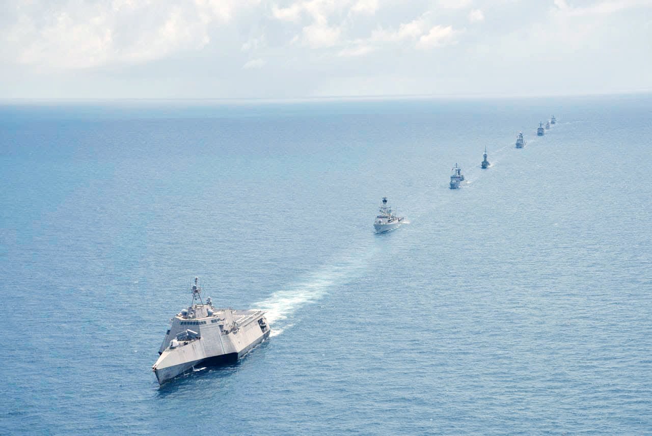 Van dong doi hinh hang doc trong thuc binh tren bien. Anh: Anh Tho