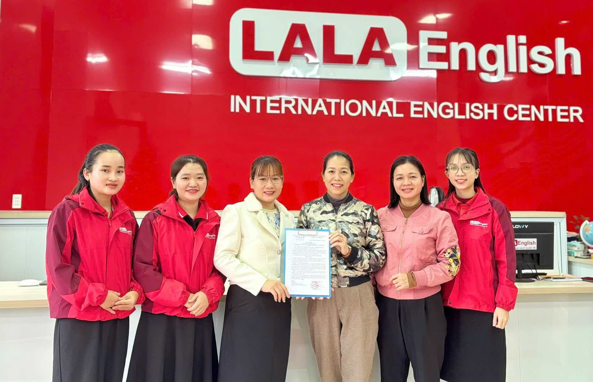 Handing over the decision to establish 2 grassroots unions in Nam Dong Ha ward. Photo: Quang Tri Trade Union