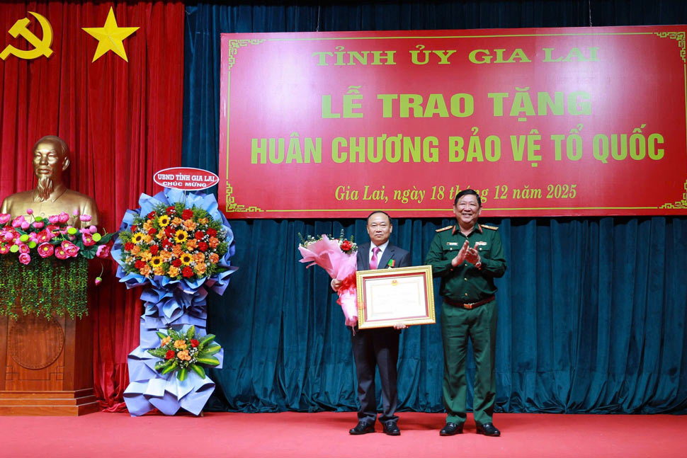 Senior Lieutenant General Huynh Chien Thang - Deputy Chief of the General Staff of the Vietnam People's Army - awarded the Third Class Fatherland Protection Medal to Gia Lai Provincial Party Secretary Thai Dai Ngoc. Photo: Hoang Anh