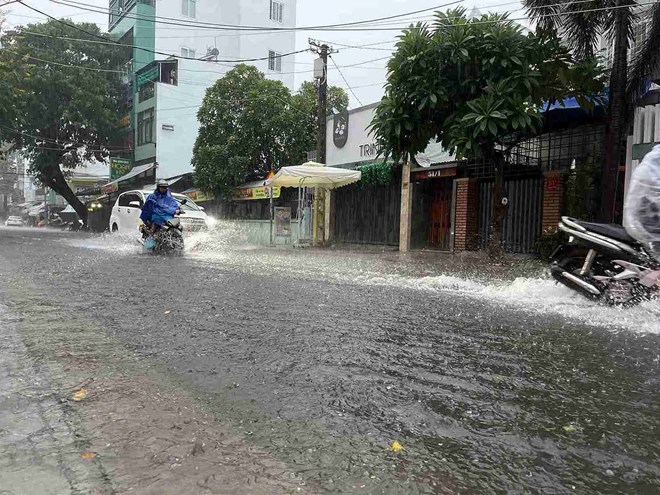 今後数日間の予報によると、カインホアでは長引く小雨と北東の風の影響で海が強いとのことです。写真：胡龍