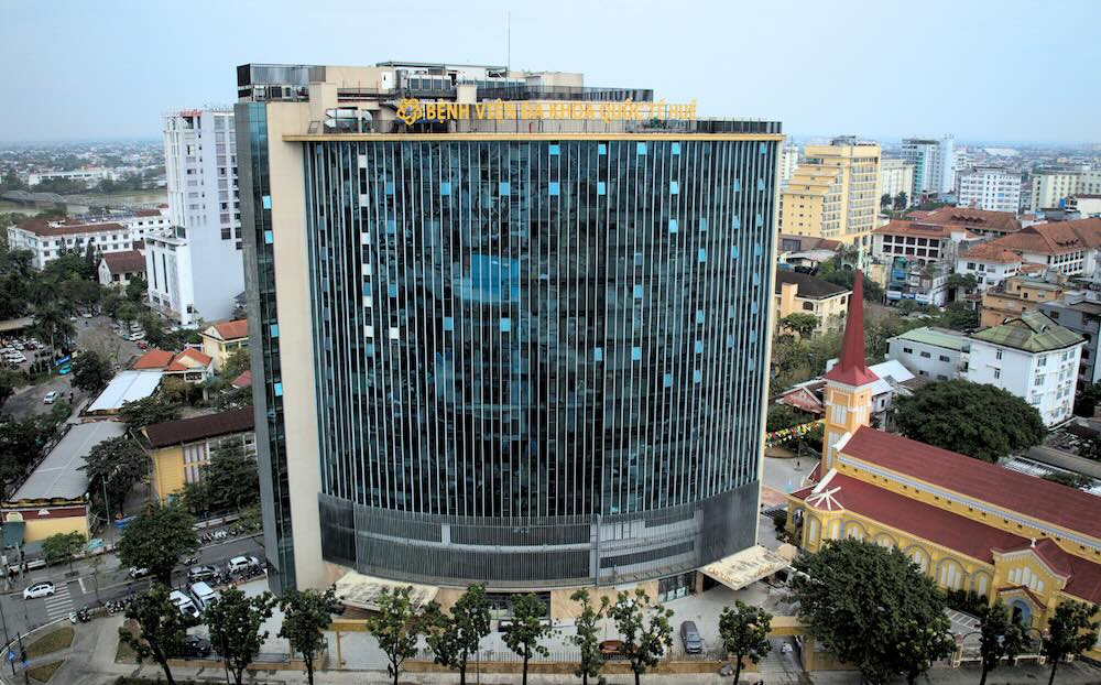 Voi tong muc dau tu hon 2.300 ti dong, Benh vien Da khoa Quoc te Hue chuan bi di vao hoat dong, duoc ky vong gop phan nang cao nang luc kham chua benh tai dia phuong, dong thoi chia se ap luc cho he thong y te cong lap o Hue va khu vuc mien Trung.