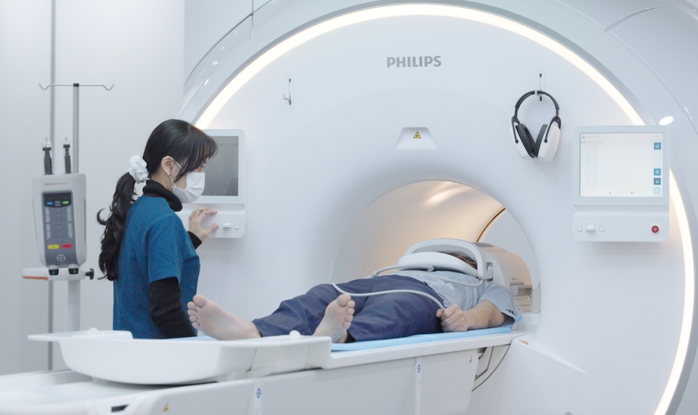 Benh vien dau tu dong bo nhieu thiet bi y te hien dai hang dau the gioi nhu: MRI 3.0 Tesla, CT Spectral 512, DSA Azurion, he thong noi soi tieu hoa EVIS X1 4K ho tro AI, he thong phau thuat noi soi Karl Storz the he moi…