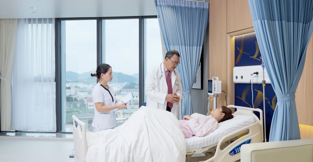 Benh vien duoc xay dung theo dinh huong y te “Xanh – Thong minh – Nhan van”, voi su menh: “Chua lanh bang tri thuc – Ket noi bang long nhan ai – Phung su vi suc khoe cong dong”.