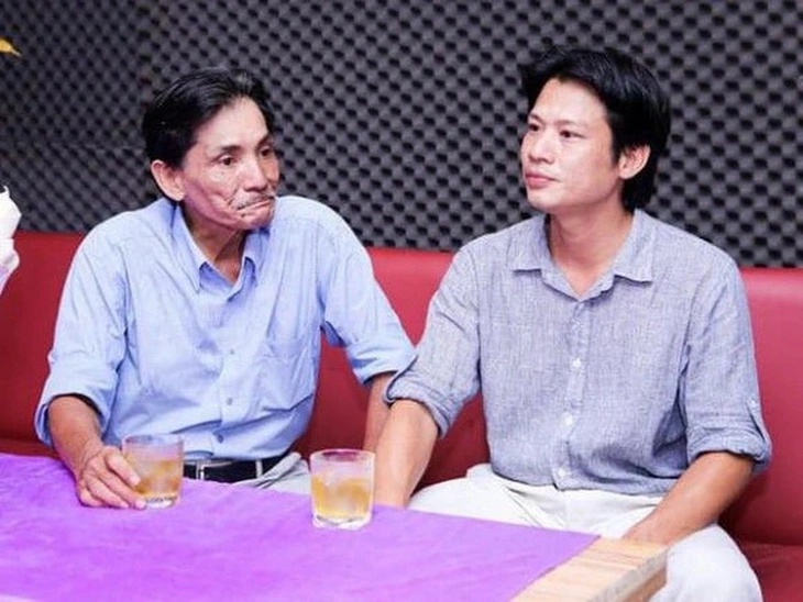 アーティストのトゥオン・ティンとその息子。写真: ヒエウへ