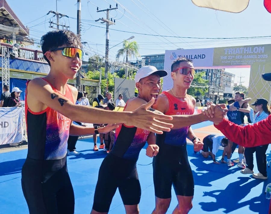 Pham Tien San (far right) and his teammates won the gold medal in duathlon at the 33rd SEA Games. Photo: Thu Phuong