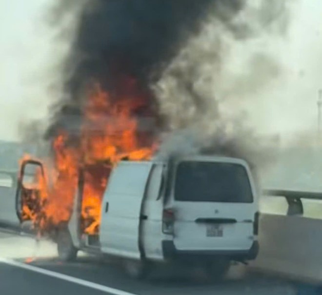 Xe ôtô bốc cháy dữ dội ở làn dừng khẩn cấp cao tốc Hà Nội - Hải Phòng