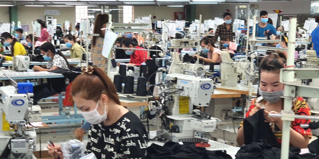 Regardless of whether it is small or large, workers in Ca Mau all have Tet bonuses. Photo: Nhat Ho