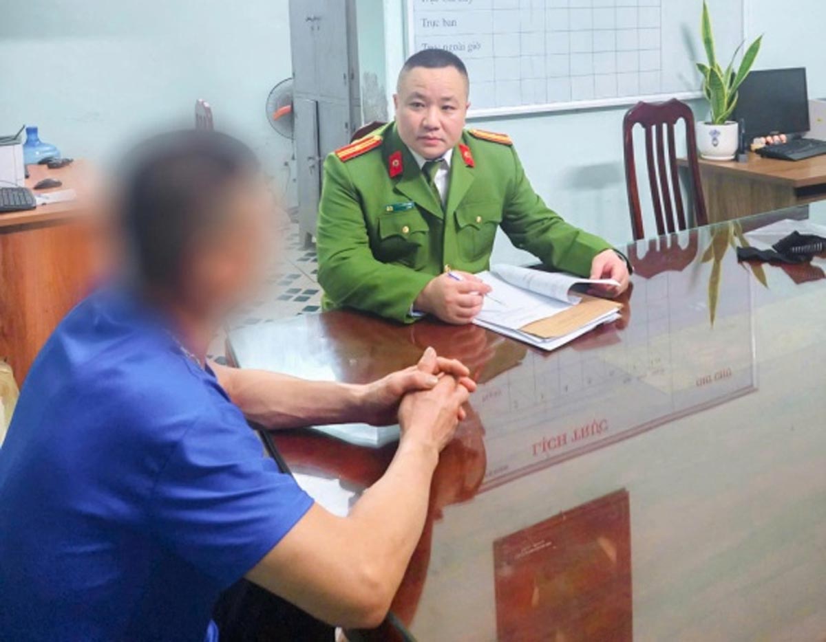 Công an phường Vũ Phúc làm việc với B.V.L. Ảnh: Công an tỉnh Hưng Yên