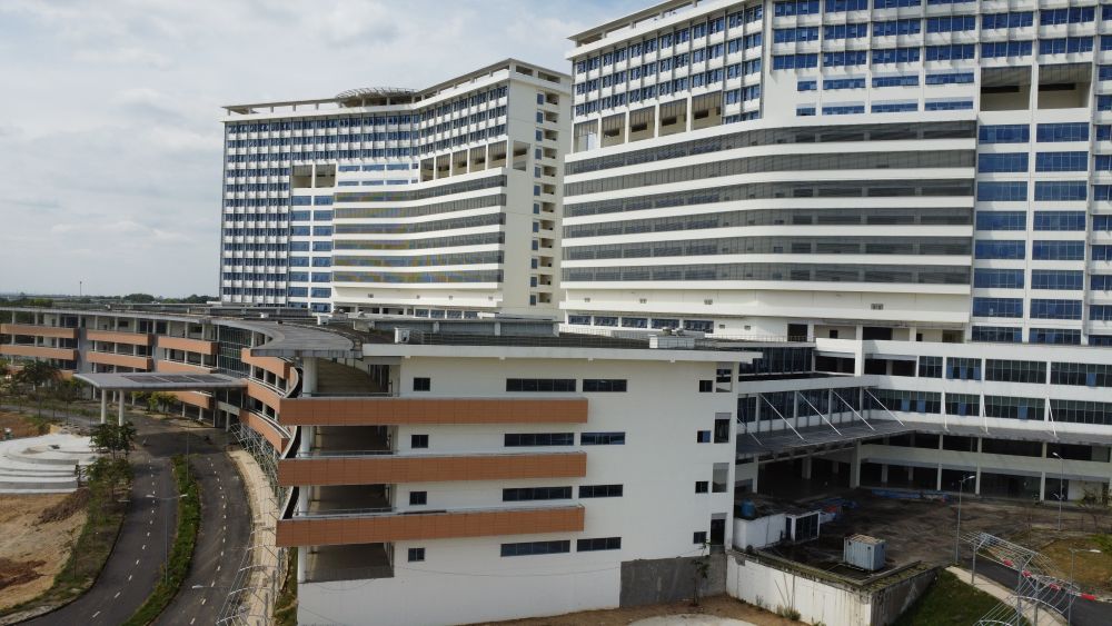 Sau 11 nam xay dung du an benh vien van chua hoan thanh. Anh: Dinh Trong